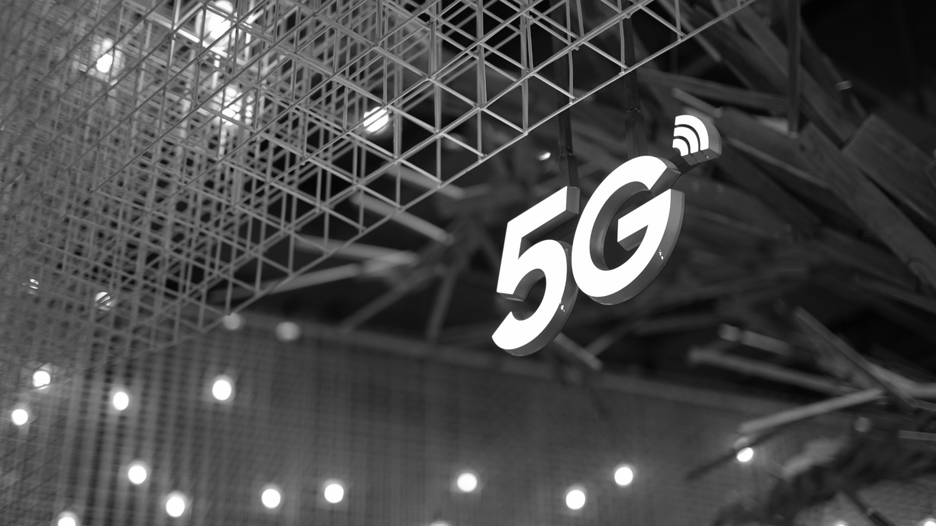 Diagram of a private 5G network architecture showing enterprise connectivity, edge computing, AI monitoring, and secure industrial IoT integration.