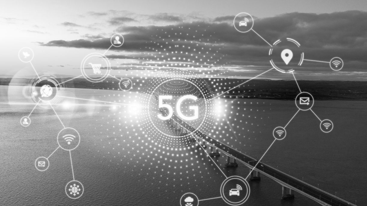 Private 5G network performance dashboard showing coverage and device analytics.